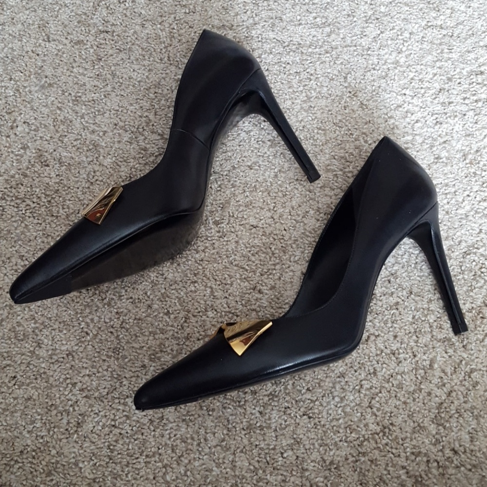 Stuart Weitzman Stanton 90 Black Leather pump With Gold Bow Detail - Picture 7 of 13